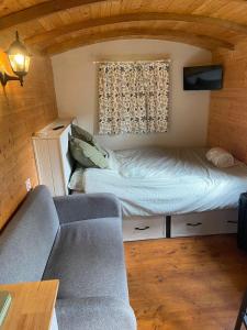 Cozy Cabin Retreat in Newtown
