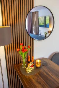 Design-Ferienwohnung direkt am Möhnesee - mit Seeblick, Balkon, Pool und Sauna