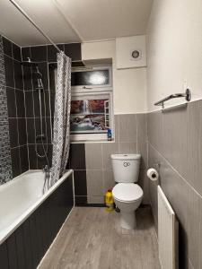 Emerald Room - shared bathroom