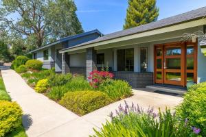 Poolside Paradise in Templeton