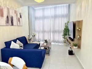 Modern 2 Bedroom Condo with Pool, gym, Wi-Fi.
