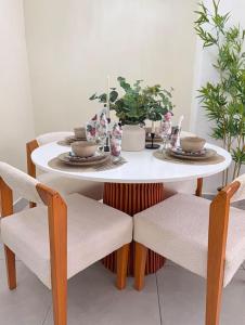 Modern 2 Bedroom Condo with Pool, gym, Wi-Fi.