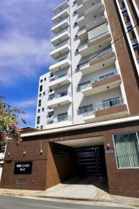 Modern 2 Bedroom Condo with Pool, gym, Wi-Fi.