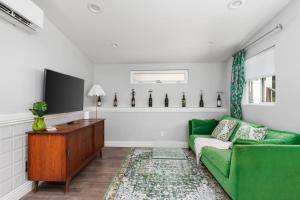 Couples Retreat with Hot Tub Close to Downtown
