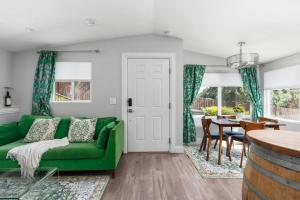 Couples Retreat with Hot Tub Close to Downtown