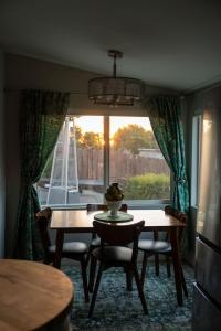 Couples Retreat with Hot Tub Close to Downtown