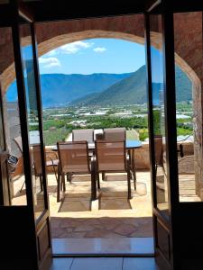Between the Crags - House Leonidio
