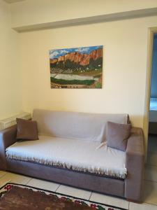 Between the Crags - House Leonidio