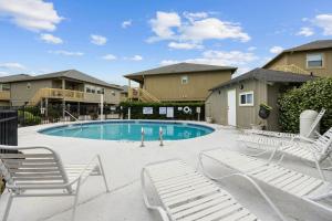 Nostalgic Beach Cottage. Unplug near beach with pools