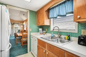 Nostalgic Beach Cottage. Unplug near beach with pools