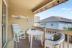 Nostalgic Beach Cottage. Unplug near beach with pools