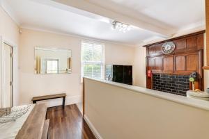 Clevoni Homes 5 bedroom house with Off-street parking