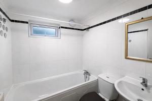 Stratford Accommodation - shared bathroom