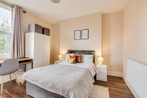 Clevoni Homes 5 bedroom house with Off-street parking