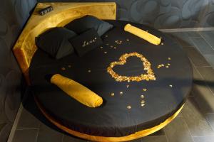 Love Room et Spa Privatif à Auxerre Jacuzzi, Sauna, Lit Rond, Terrasse et Netflix