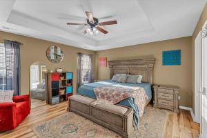 Pet-Friendly 3BR Home, Fenced Yard, Near KC