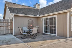 Pet-Friendly 3BR Home, Fenced Yard, Near KC