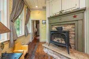 Historic Schoolhouse - Creekside -Maggie Valley