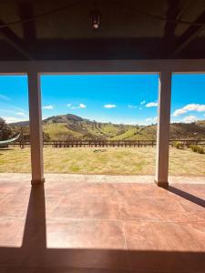 Casa no alto montanha com fogueira