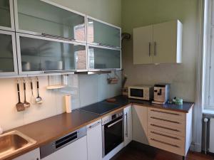 Stilvolles Altbauzimmer mit Kingsize-Bett