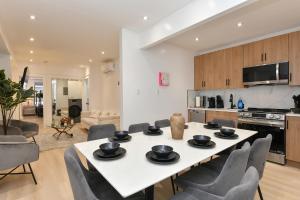Designer Seaport Apartment - Sleeps 14