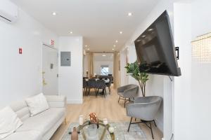 Designer Seaport Apartment - Sleeps 14