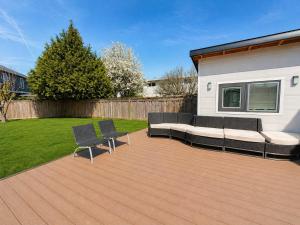 Bright Modern 1-Bedroom Suite near YVR with Private Entrance & Laundry
