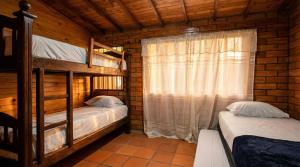 Country house with a Jacuzzi for 10, a cinema, and 10 minutes from the airport - Finca Gabriela