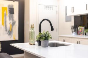 The Urban Haven: 4BR in Plateau MTL