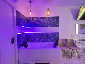 Luxor 2 Jacuzzi Suites and Deluxe Rooms, Piazza Bologna Metro Direct Colosseo, Roma