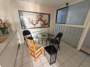1min walk to Bus NEAR SKYTRAIN, QUEEN bed PRIVATE ENSUITE BATHRoom