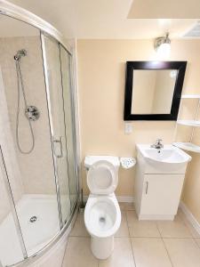 1min walk to Bus NEAR SKYTRAIN, QUEEN bed PRIVATE ENSUITE BATHRoom