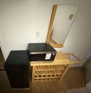 1min walk to Bus NEAR SKYTRAIN, QUEEN bed PRIVATE ENSUITE BATHRoom