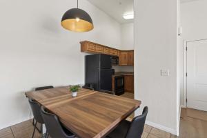 1J Top Floor Moab RedCliff Condo POOL & HOT TUB