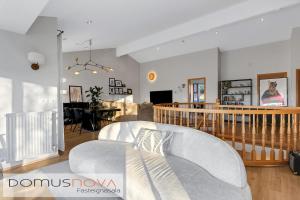 Spacious private upper floor with sunny balcony