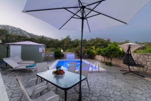 Greek Style Ground Floor Apartment & Pool