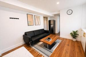 Bright Modern 1-Bedroom Suite near YVR with Private Entrance & Laundry