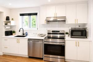 Bright Modern 1-Bedroom Suite near YVR with Private Entrance & Laundry