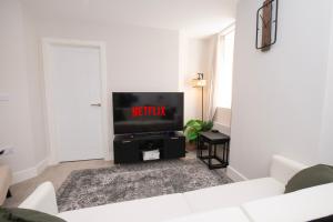 Stylish 1BR Sanctuary in Hull Centre Near Marina