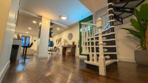 Spacious two stories condo in old port free parking