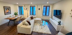 Spacious two stories condo in old port free parking