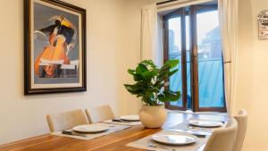 Spacious two stories condo in old port free parking