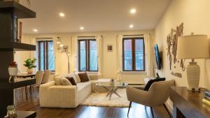 Spacious two stories condo in old port free parking