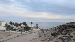 Whale Hill Escape - Beach Views and Walk to Mannys