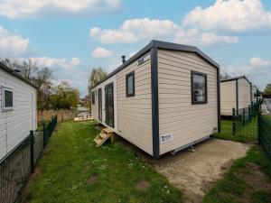 Cozy Caravan in Berlare for 6 people