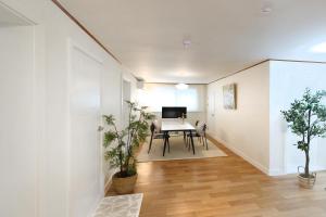 Stay 2929 Large 3 Bedroom for 8 near Hongdae Itaewon DMC