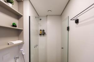 Apartamento ensolarado em condomínio clube