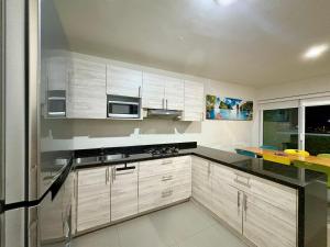 Departamento con BONITA VISTA , BALCÓN y ALBERCA !! en CERRITOS - 406 A -