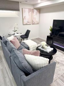 Velvet and Rose Elegant Private 2BR Basement Suite