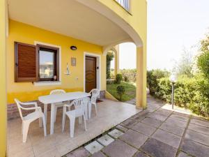 Holiday home with air conditioning and shared pool